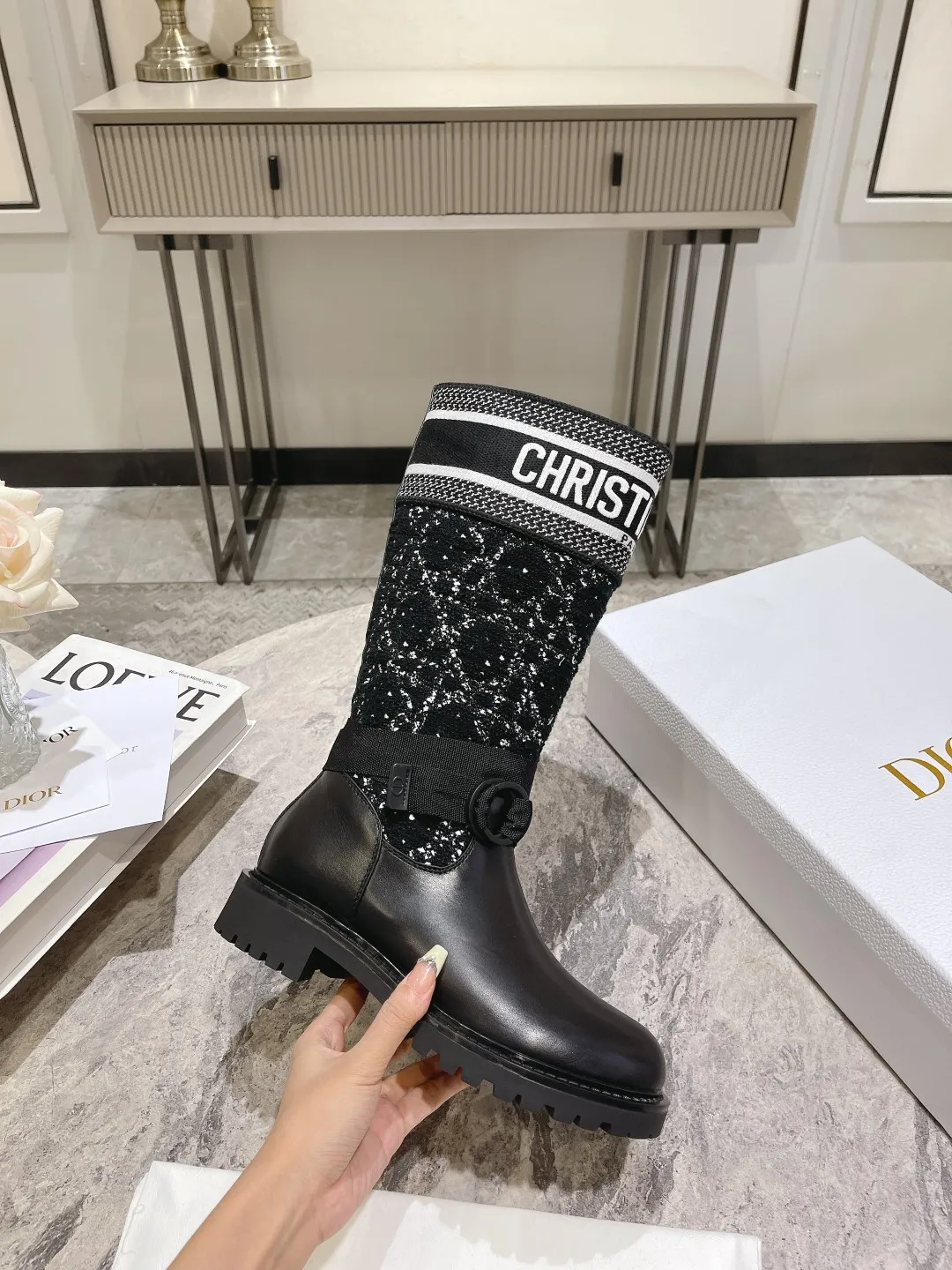 👟👟Ex-factory price 600👟👟 Dior Dior autumn and winter classic knight boots, many celebrities and Internet celebrities have planted grass. Fashion and trend are at the same time, a cool and handsome boot👢, not only the appearance is great and the brand is recognizable, the three-dimensional sense of the embroidery is also super A! Fly-woven fabric + imported first-layer cowhide + silk sheepskin lining, rubber non-slip and wear-resistant bottom. Original full set of packaging. Number of yards: 35-39 yards (40.41 needs to be customized)